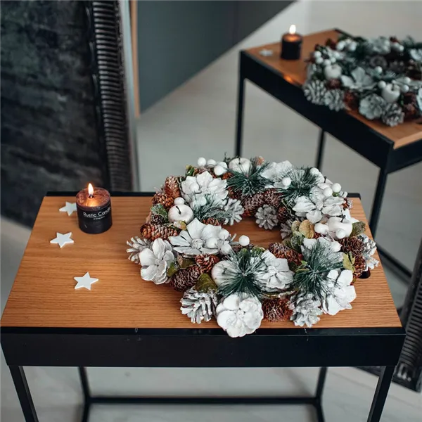 Kranz mit Dekorationen P1040